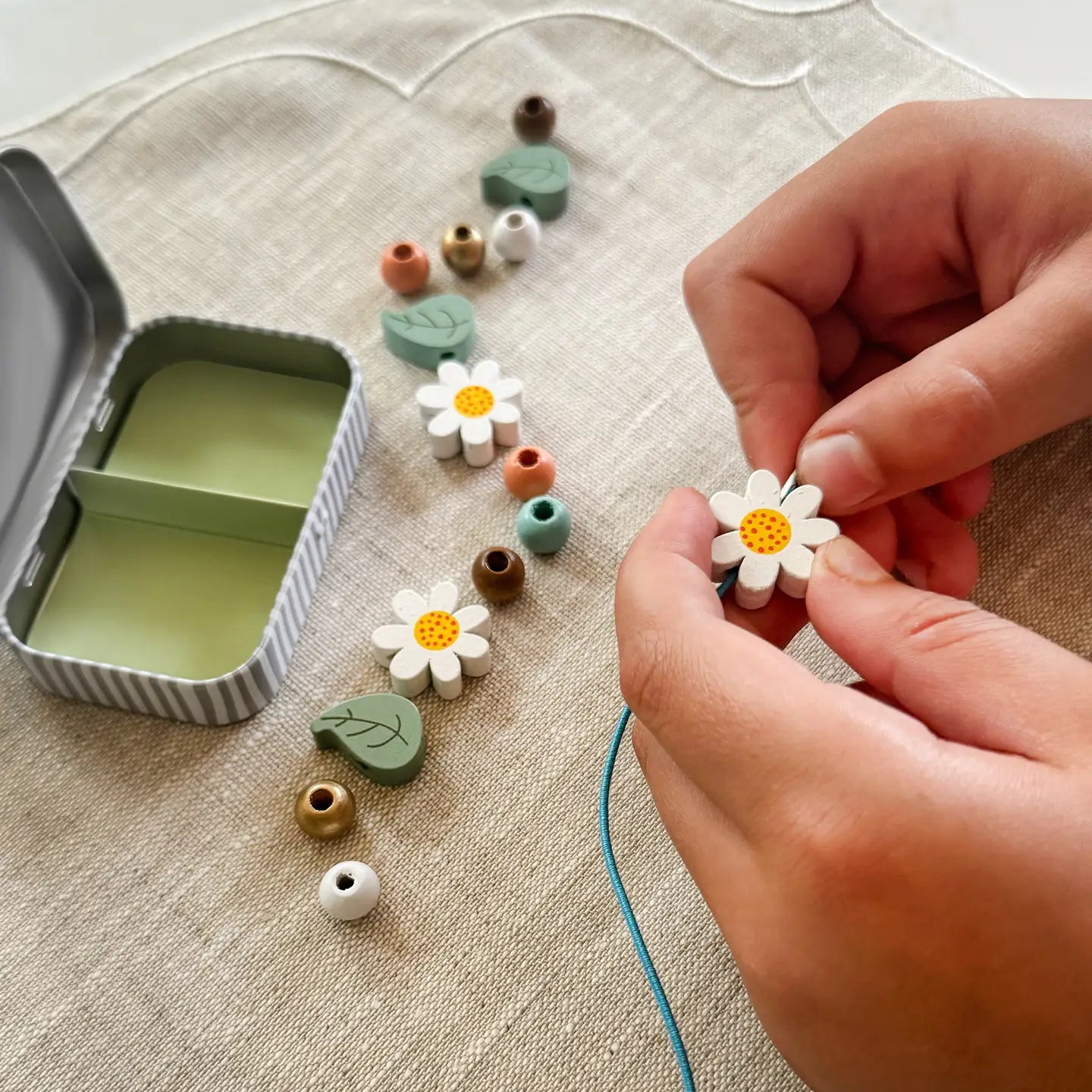 Armbånd perlesett Daisy | gaveeske
