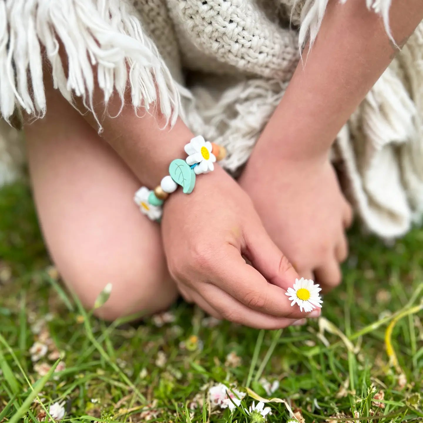 Armbånd perlesett Daisy | gaveeske